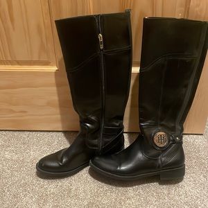 Tommy Hilfiger size 7 1-2 runs big like new